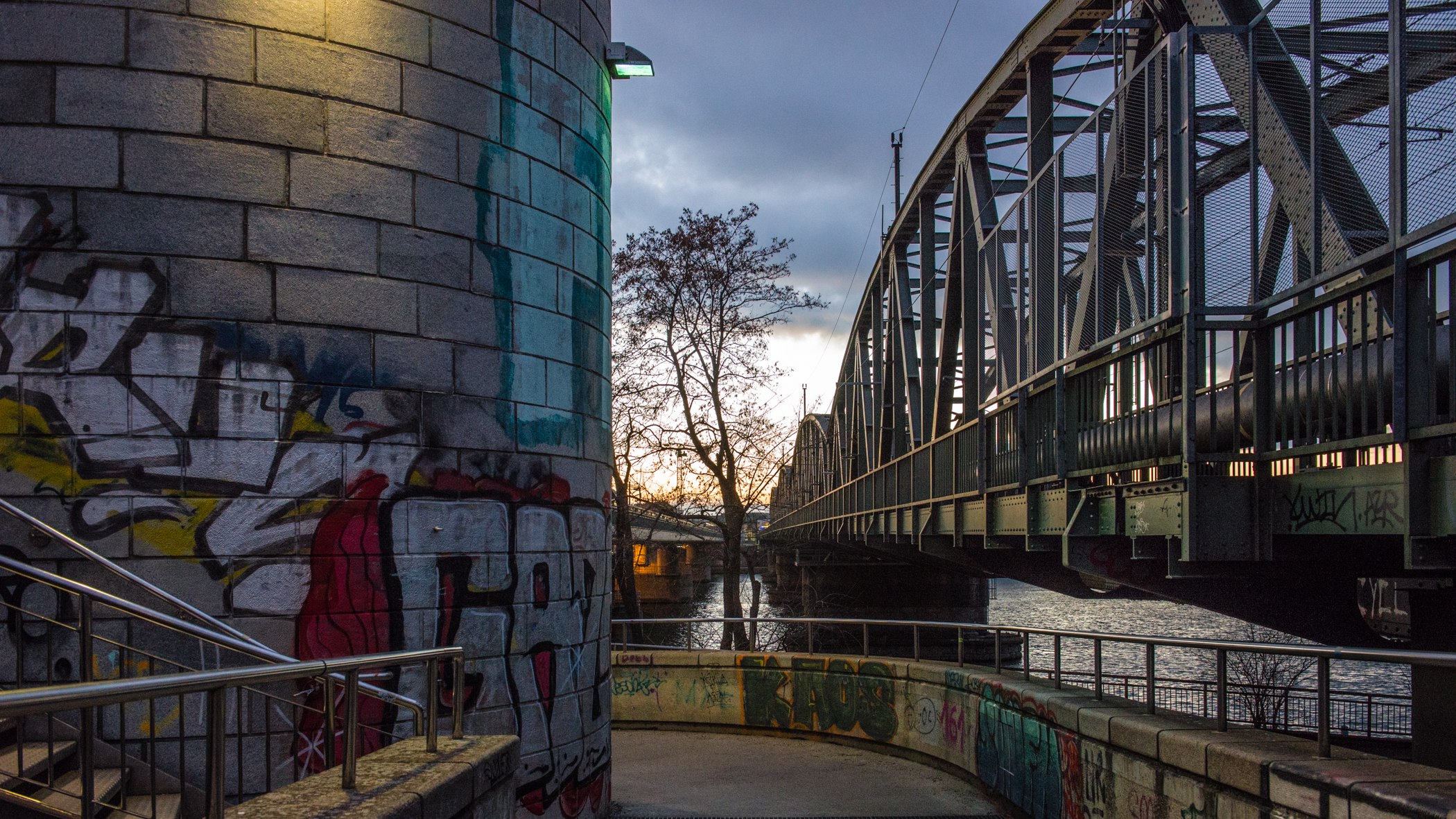 Nordbahnbrücke, Vienna: riverside detail