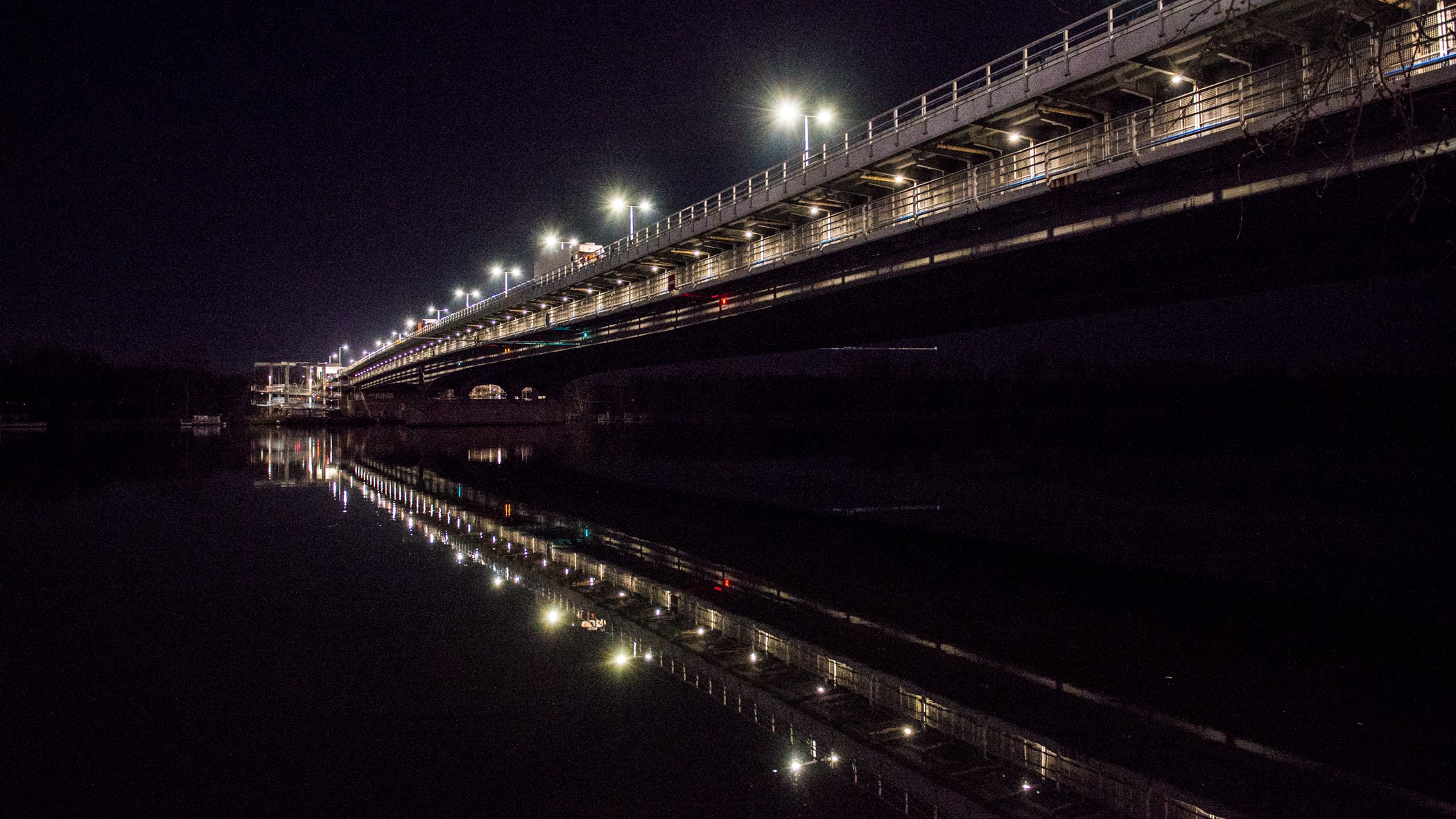 Reichsbrücke, Vienna: night reflections