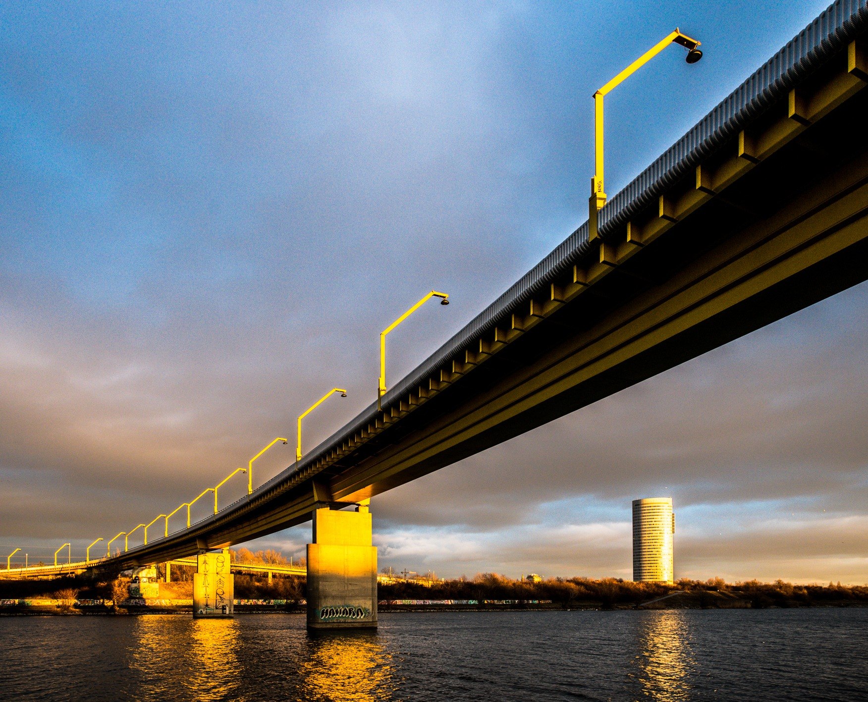 Steinitzsteg, Vienna: yellow lamps