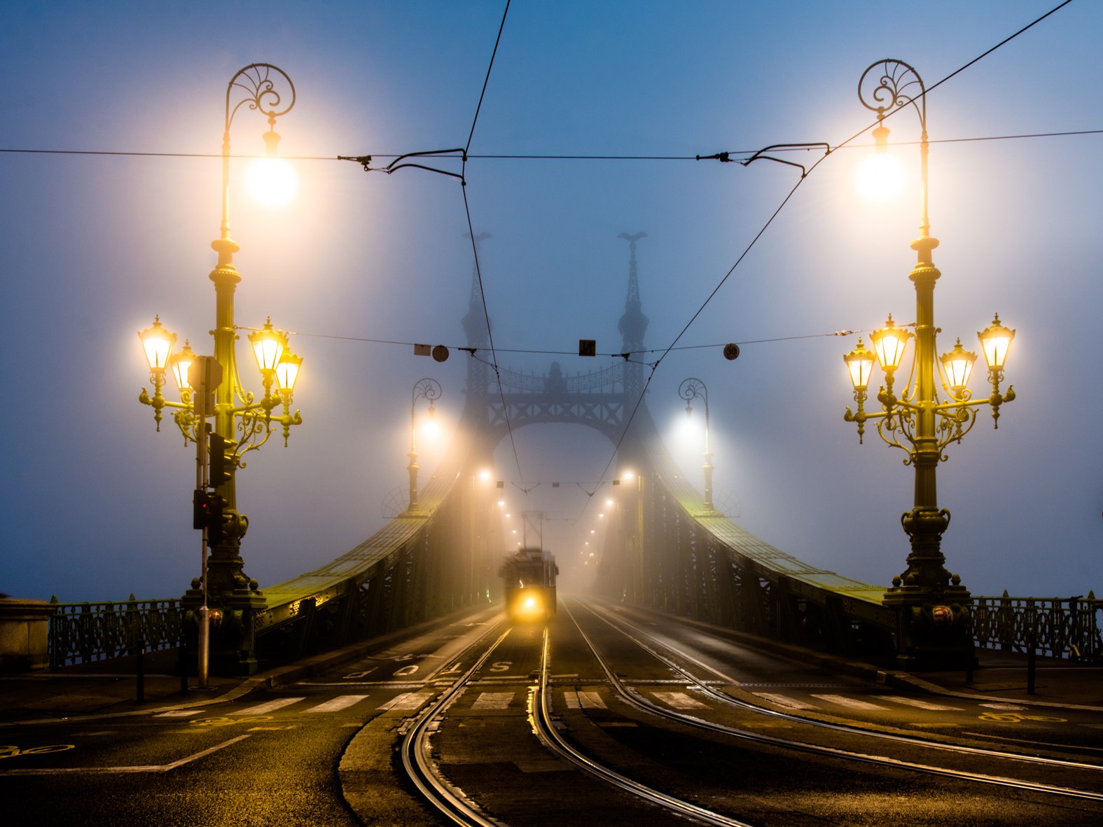 Szabadság híd, Budapest: lamps in fog
